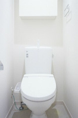 落ち着いた色調のトイレです