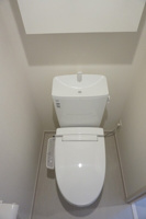 落ち着いた色調のトイレです
