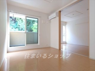 アート・ハウス　参番館の居間・リビング|エアコン付き