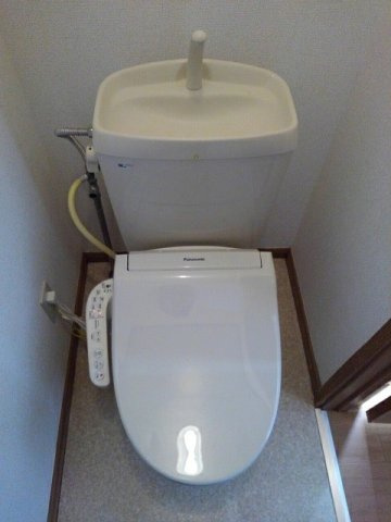 落ち着いた色調のトイレです
