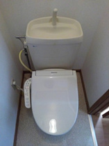 落ち着いた色調のトイレです
