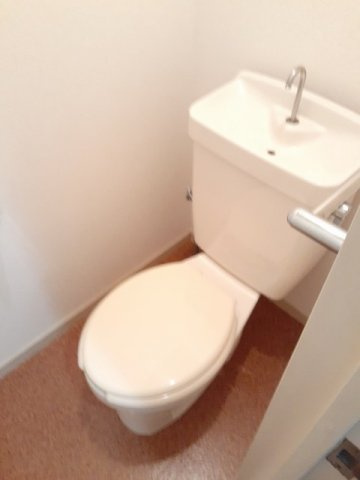 落ち着いた色調のトイレです