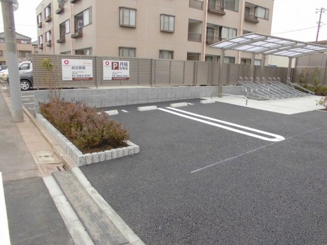 ソレイユジンの駐車場