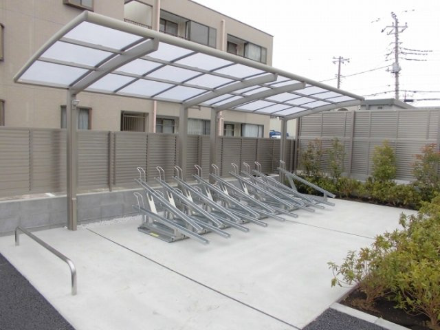ソレイユジンの駐車場