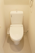 落ち着いた色調のトイレです