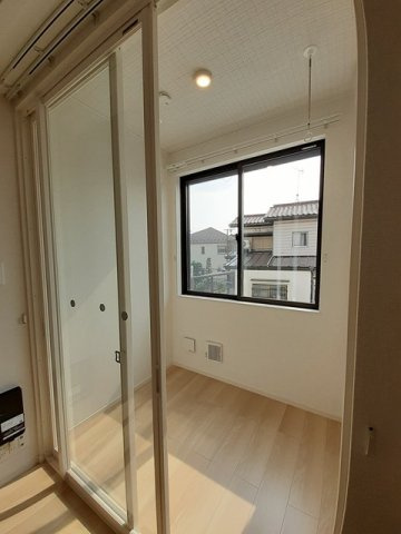 明るい色調の室内です