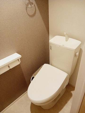 落ち着いた色調のトイレです
