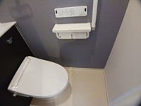 落ち着いた色調のトイレです
