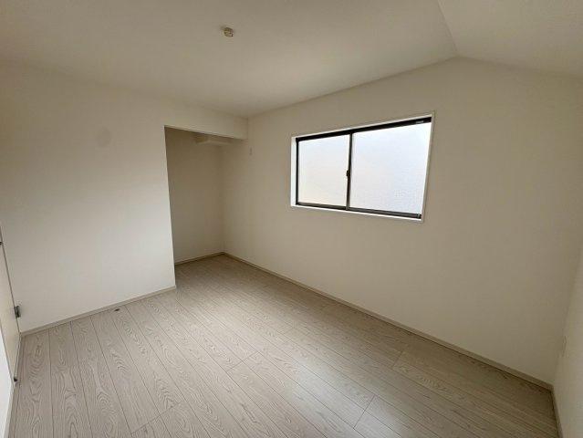 塩屋台2丁目　5LDK　2WIC×駐車3台新築戸建ての洋室|明るい洋室です