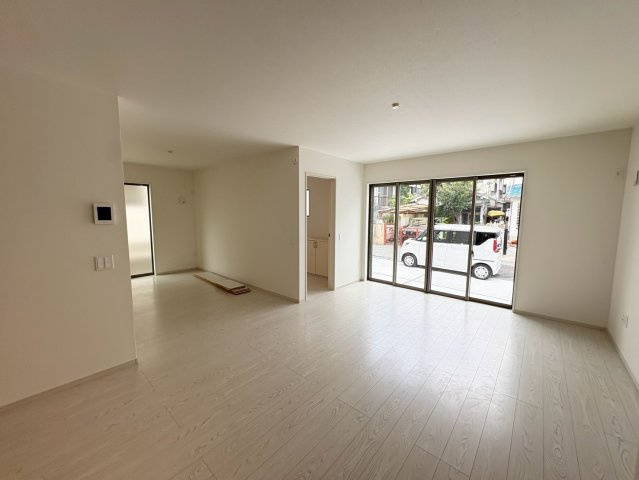 塩屋台2丁目　5LDK　2WIC×駐車3台新築戸建ての居間・リビング|ゆったりとしたリビングです