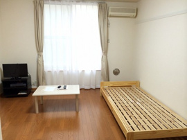 落ち着いた色調の寝室です