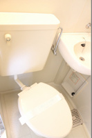 落ち着いた色調のトイレです