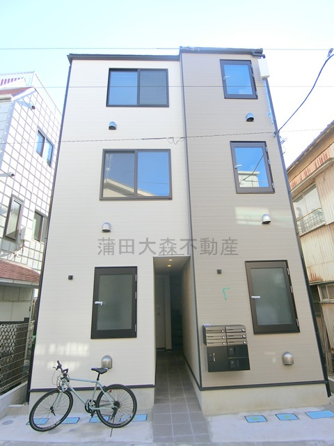 アレクシス羽田の外観|2025年11月築　木造地上3階建て総戸数6戸全部屋角部屋！Wi-Fiインターネット無料のアパート
京急空港線大鳥居駅最寄りの東京都大田区羽田1丁目　