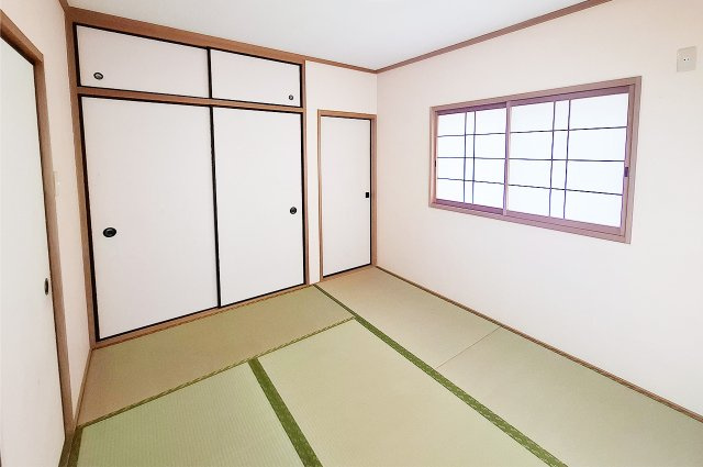 堺市中区大野芝町の和室|和室：窓のある落ち着いた空間でくつろぎスペースとしても使えます。LDKと廊下どちらからも出入り可能。