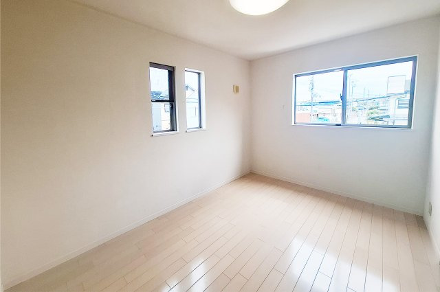 堺市中区大野芝町の子供部屋|洋室2：約6.5帖の広さで個室として使いやすいお部屋。窓が2ヶ所あり開放的。