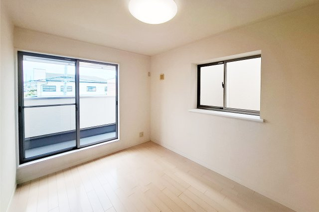 堺市中区大野芝町の洋室|洋室3：約6帖の洋室はバルコニーへの出入りが可能です。