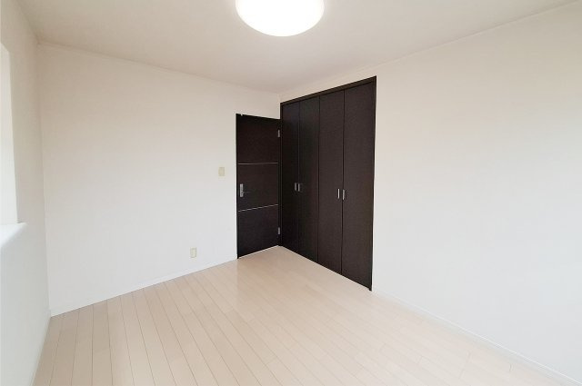 堺市中区大野芝町の洋室|洋室3：クローゼット付きで整理整頓しやすいお部屋。