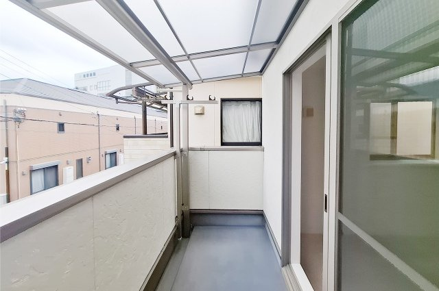 堺市中区大野芝町のバルコニー|バルコニー：南東向きで日当り良好。テラス屋根付きで、急な雨にも対応しやすいバルコニー。