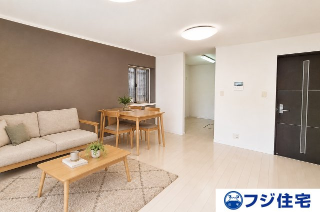 堺市中区大野芝町の居間・リビング|LDK：バーチャルステージング画像（AI合成）です。合成された家具等は販売価格に含まれません。