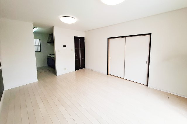 堺市中区大野芝町の居間・リビング|LDK：区切られたキッチンでくつろぎスペースを広く保ちやすい間取り。