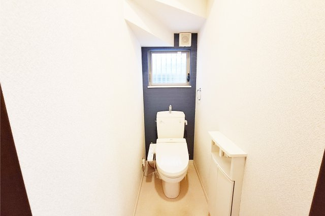 堺市中区大野芝町のトイレ|1階トイレ：窓付きで換気しやすい1階トイレ。2階にもトイレあり。
