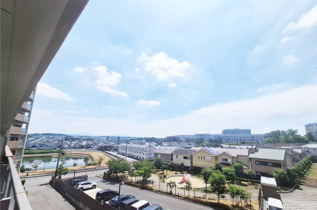 泉ヶ丘アイプレイスの展望|眺望：11階建て4階部分で開けた景色が楽しめます。