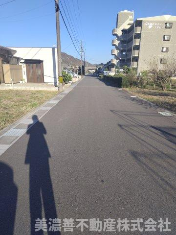 ６６２３６　岐阜市雄総柳町２丁目土地の前面道路含む現地写真