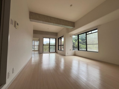 【居間・リビング】 | ライオンズマンション西鈴蘭台第２ | バルコニーに面しており明るいです。