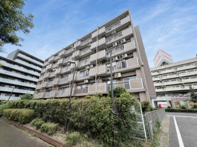 【外観】 | コープ野村練馬錦 | 青空によく映える建物です。手入れの行き届いた外壁やマンション正面エントランスなど、綺麗な姿をぜひ一度、現地にてご覧ください。～即日のご見学可能～　お問合せはお気軽にどうぞ。
