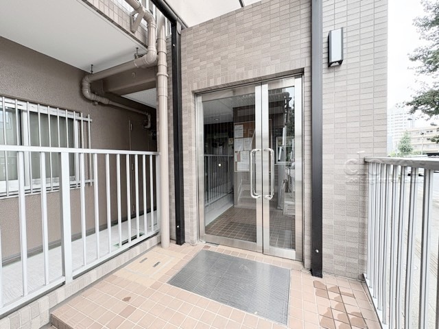 【エントランス】 | コープ野村練馬錦 | お客様を、そして住人を出迎えてくれるマンションのエントランス。ゴミが落ちていないことからも、管理状態の良さや住民の節度の高さが見て取れます。～即日のご見学可能～　お問合せはお気軽にどうぞ。