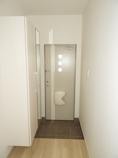 ウィング吉田の玄関|ミラー付き大型シューズボックス