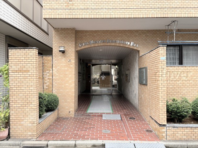 【エントランス】 | ライオンズマンション沼袋第2 | マンションの正面エントランス。出入りする人間を癒してくれるマンション入り口であり、その建物の「顔」でもあります。～即日のご見学可能～　お問合せはお気軽にどうぞ。
