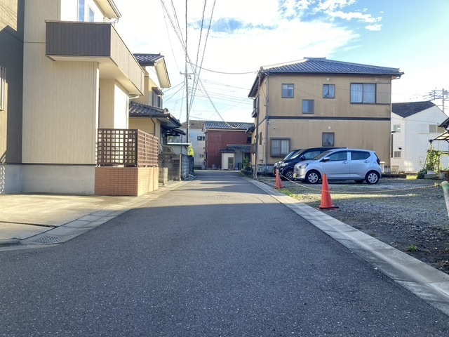 入間市鍵山2丁目　売地の前面道路含む現地写真