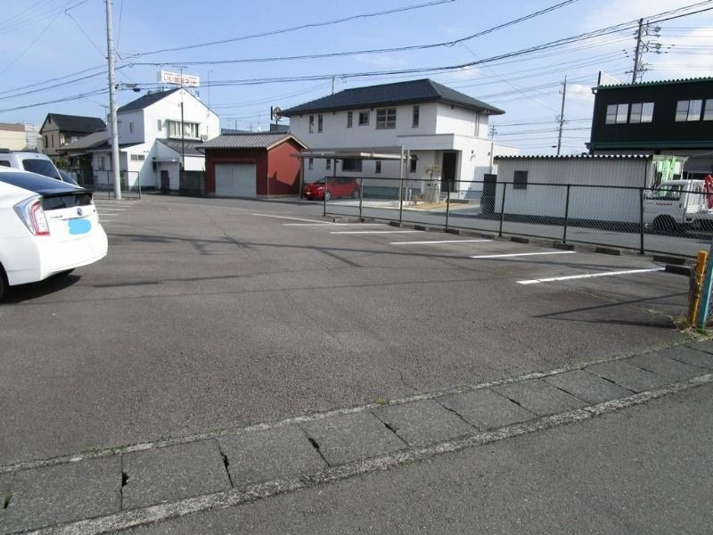 ハイツ山崎の駐車場