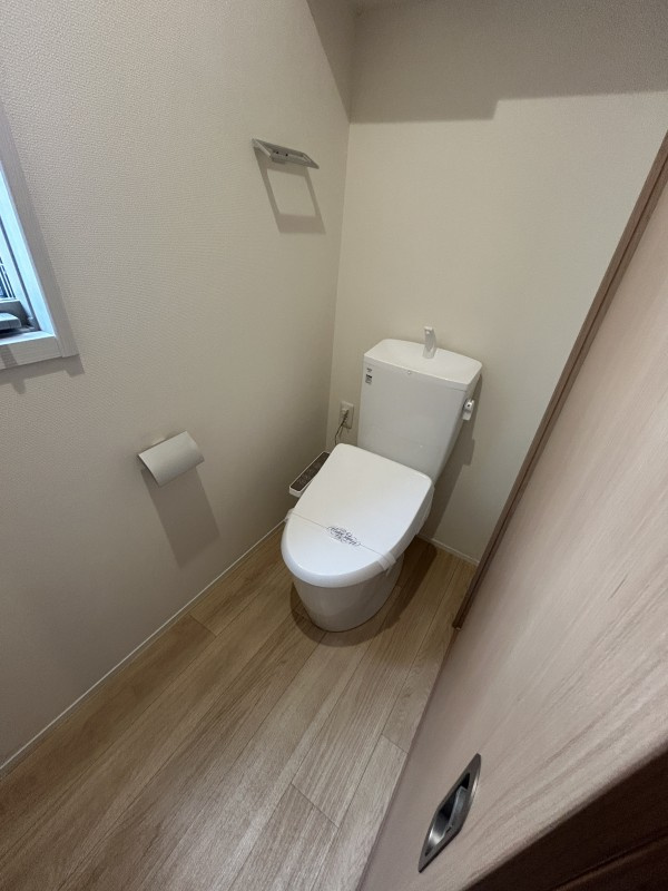 府中市四谷３丁目戸建のトイレ|ゆったりとした空間のトイレです