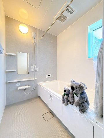 【浴室】 | 前橋市朝倉町　新築住宅 | ほどよい優しいライトに包まれたバスルーム。香りの良いバスソルトに身をまかせ、浴槽でゆっくりと深呼吸。一日の疲れが癒されます。