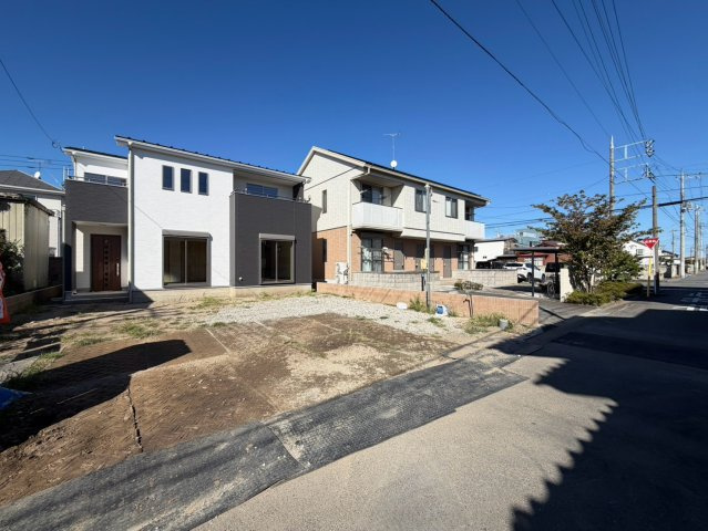 【前面道路含む現地写真】 | 前橋市朝倉町　新築住宅 | 完成済み！いつでも新生活を始めることができます。
開放感あるLDK！
陽当り、風通しも良い暖かな住まいです。
KOALIVE （コアライブ）【0120-919-727】