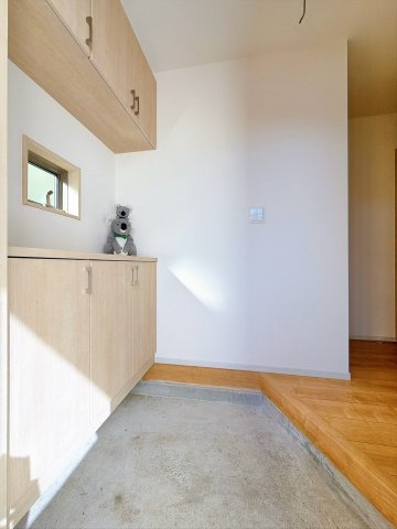 【玄関】 | 前橋市朝倉町　新築住宅 | 住まう人の帰り、訪れる人を優しく迎える安らぎに満ちた空間　上質感あふれるエントランス