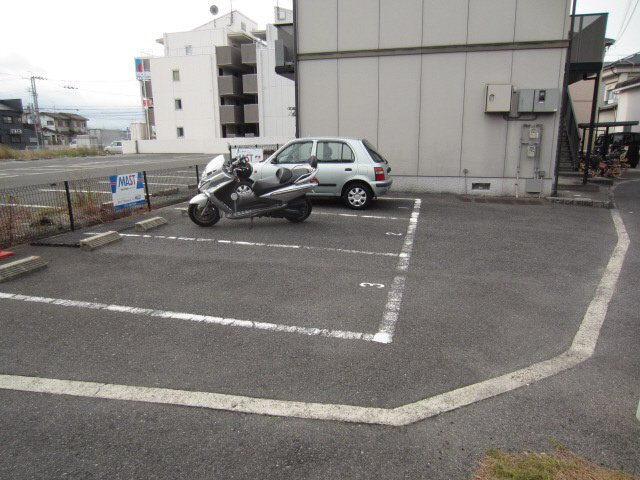 【駐車場】