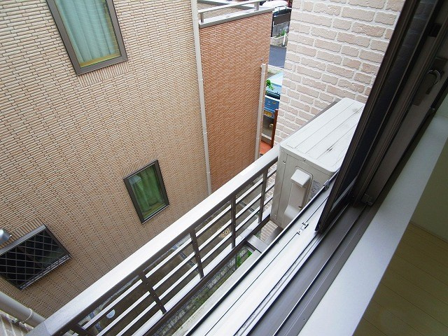 松戸市松戸新田のアパートのバルコニー