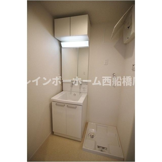 アムール本行徳の独立洗面台|反転タイプの写真です。
