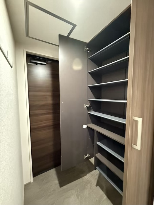 Ｄ－ＲＯＯＭ庚午中の玄関