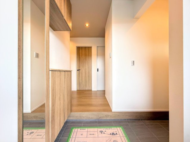 戸塚区平戸1丁目　新築戸建て　第4の玄関|◆明るい玄関です！散らかりやすい玄関もスッキリする大容量のシューズボックス付き。
