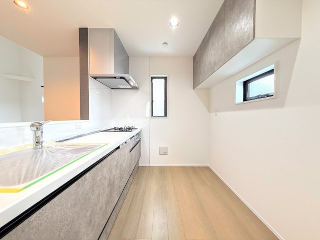 戸塚区平戸1丁目　新築戸建て　第4のキッチン|◆デザイン性と機能性を兼ね備えたキッチンです。リビングスペースとの一体感が生まれ、広々空間を演出してくれます。
