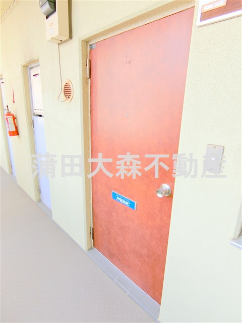 音金六郷マンションの玄関