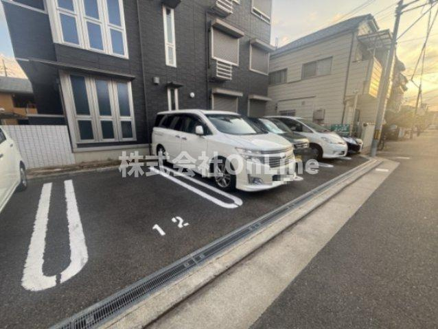 B-sideの駐車場