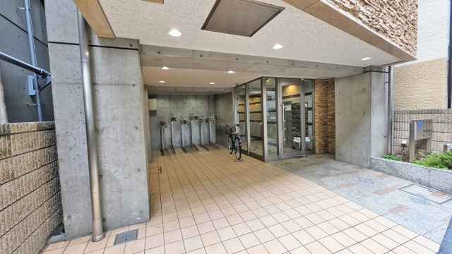 スカイコート駒沢大学のエントランス