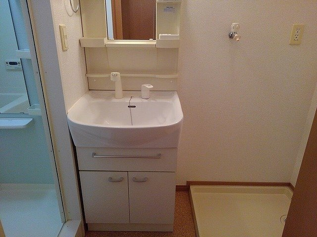 アドラブールの洗面所|明るい洗面所です