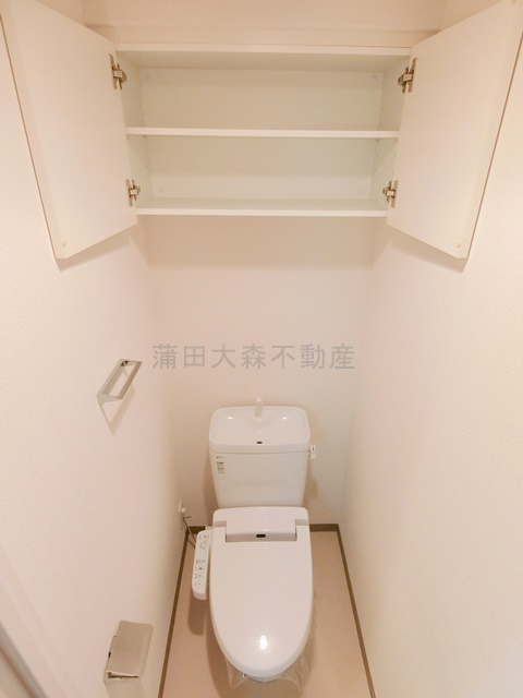 スカイコート池上壱番館のトイレ|吊戸棚と温水洗浄便座付きのトイレ