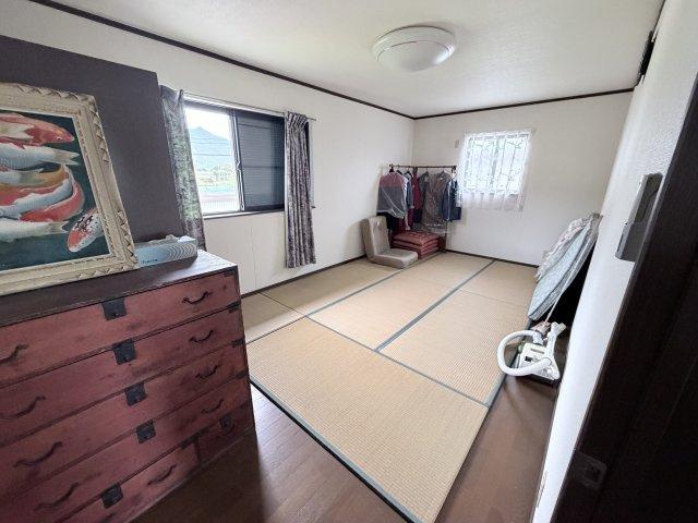 丹波市春日町国領の中古一戸建の洋室|一部畳敷き